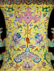 Detalj från en av ett par Imperial Famille Rose-vaser (keramik)