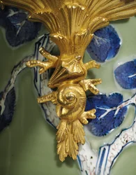 En av ett par Louis XV ewers, porslin 1662-1722, fästen c.1745-49 (ormolu-monterat porslin)