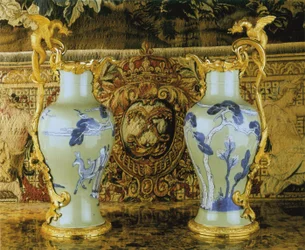 Ett par Ludvig XV ewers, porslin 1662-1722, fästen c.1745-49 (ormolu-monterat porslin)