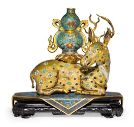 Ett par liggande rådjur (förgylld koppar & cloisonné emalj)
