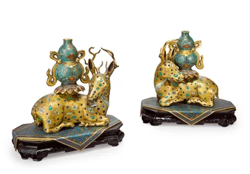 Ett par liggande rådjur (förgylld koppar & cloisonné emalj)