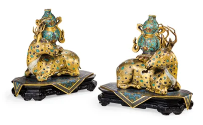 Ett par liggande rådjur (förgylld koppar & cloisonné emalj)