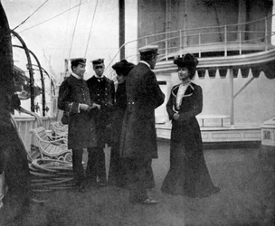 En grupp på den kungliga yachten Victoria och Albert III i Köpenhamn, Sverige, 1908.