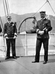 Kommendör Sir Archibald Milne 1855-1938 med kapten V Stanley, 1908.