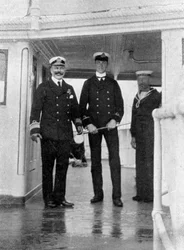 Kommodor Sir Archibald Milne 1855-1938 och hans underlöjtnant, Pipon, 1908.