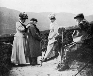 Kung Edward VII 1841-1910, prinsessan Mary, Lady Katherine Coke och kapten Welsh, 1908.