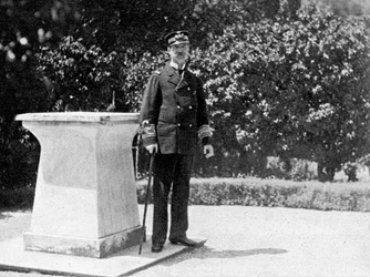 Kung George I av Grekland 1845-1913 i sin trädgård i Aten, 1908.