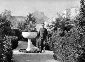 Prins Konstantin 1868-1923, hertigen av Sparta, i sin trädgård i Aten, 1908.