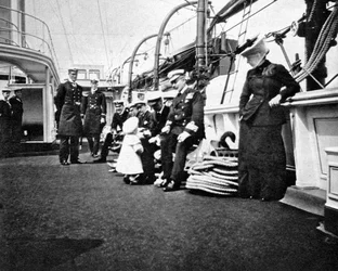 Prins Olav 1903-1991, den blivande kungen Olav V av Norge, i samtal med sjöofficerare, 1908.