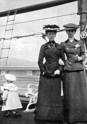 Prins Olav 1903-1991 med Lady Antrim och Miss Knollys, 1908.