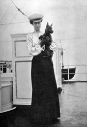 Prinsessan Victoria 1868-1935 med Mac ombord på den kungliga yachten Victoria och Albert III, 1908.