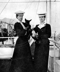 Drottning Alexandra 1844-1925 med sin dotter prinsessan Victoria 1868-1935. 1908.