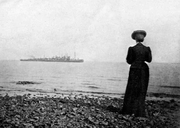 Kejsarinnan Maria Feodorovna tittar på ett danskt marinfartyg utanför Hvidovre, Danmark, 1908.