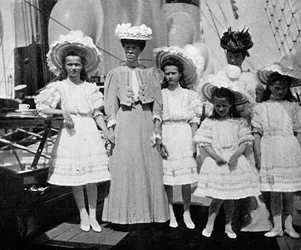 Tsar Nicholas IIs mor, syster och barn 1868-1918 av Ryssland, 1908.