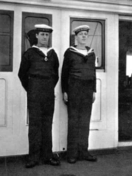 Två skeppspojkar på den kungliga yachten Victoria och Albert III, 1908.