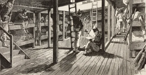 Soldater under däck i sovsal, fartyg Principe Amedeo, italiensk expedition i Röda havet, Italien, gravyr från teckning av Quinto Cenni och skiss av M Dal Don, från L
