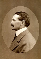 Robert Smythe Hichens, engelsk journalist och romanförfattare, 1908.
