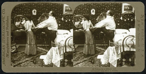 Stereoskopiskt kort som visar en kvinna som knyts in i en korsett, publicerat av American Stereoscopic Company