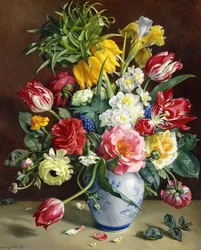 Tulpaner, rosor, narcisser och andra blommor i en blå och vit vas