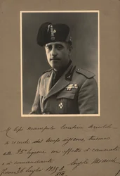 Album "MVSN- Blackshirts": Milisens konsol i uniform, 07/1935 (s/v foto)