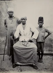Man och två pojkar, Tanzania (silvertryck av gelatin)