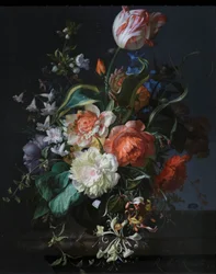 Blommor i en glasvas med en tulpan