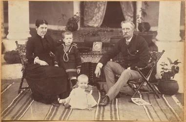 Överste Carpendale och familj, Neemuch (framsida, nedtill)
