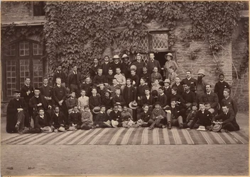 Elever och personal i mellanklasserna, Bishop Cotton School, Shimla (verso)