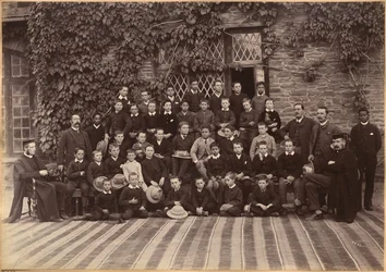 Lågstadieklass, Bishop Cotton School, Shimla (framsida)