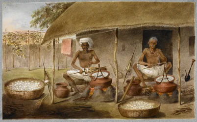 Två män som sitter utanför en hydda och drar ut silket från kokonger och lindar det i spindlar genom att koka kokongerna i vatten, ca 1820 (akvarell på papper)