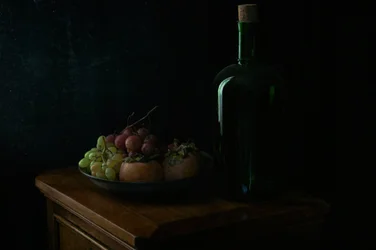 Stämningsfulla druvor och flaska