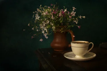 Morgonkaffe och vilda blommor