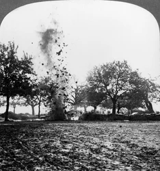 En tysk granat som exploderar, första världskriget, 1914-1918.
