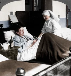 En soldat som skriver ett brev på sjukhus, första världskriget, 1914-1918