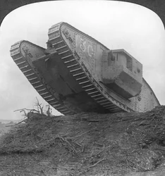 En tank som bryter igenom vajern vid Cambrai, Frankrike, första världskriget, c1917-c1918