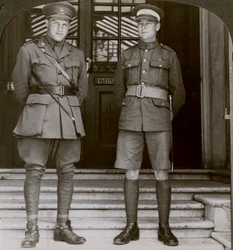 Kapten MacDougall, DSO, och Cadet Mullin, två kanadensiska VCs, första världskriget, 1914-1918