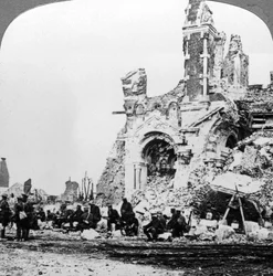 Tyska krigsfångar bredvid ruinerna av basilikan Albert, Frankrike, första världskriget, 1914-1918.