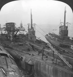 Tyska ubåtar säkrade i en kanalhamn, c1918-c1919