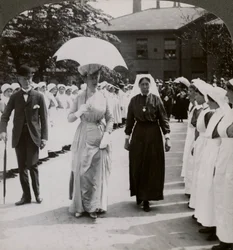 Hennes Majestät går genom hedersvakten för sjuksköterskor på RN Hospital, Hull, 1900-talet