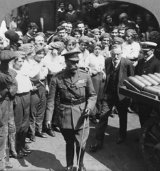 Hans Majestät inspekterar granaten vid Holmes and Co Ltd, Hull, Yorkshire, första världskriget, c1914-c1918