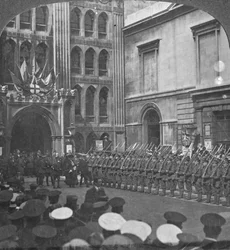 Inspekterar hedersvakten vid Guildhall, London, första världskriget, c1914-c1916
