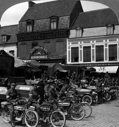 Lastbilar och motorcyklar från Indian Army Corps, Merville, Frankrike, första världskriget, 1914-1918.