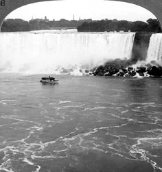 Niagara Falls and the Maid of the Mist, från de kanadensiska klipporna, Kanada.