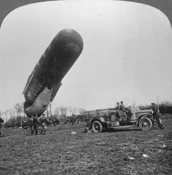 Observationsballong på väg att stiga, första världskriget, c1914-c1918.
