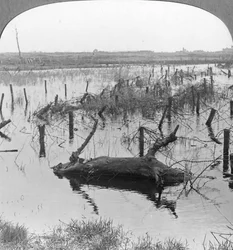 Öppnade slussar och taggtråd i Nieuwpoort, Belgien, första världskriget, c1914-c1918