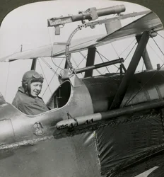 Sopwith Scout med fotografisk pistol monterad på den övre vingen, första världskriget, 1914-1918.