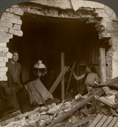 Skadan orsakad av en tysk Zeppelinbomb, första världskriget, 1914-1918.