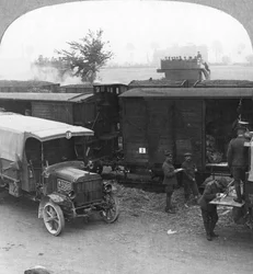 Trupper och förnödenheter rusas från ett järnvägshuvud till skjutlinjen, första världskriget, c1914-c1918