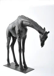 Stor giraff med sänkt huvud, modellerad 1909-10, gjuten före 1913 (brons) (se även 3084917-43)