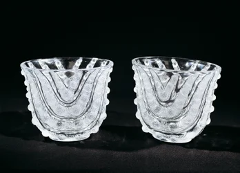 Glasvaser, ca 1930, av Rene Lalique (1860-1945), tillverkade av Rene Lalique et Cie Alsace Glassworks. Frankrike, 1900-talet.